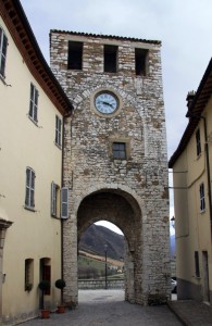 La Torre civica con la porta d’ingresso al paese