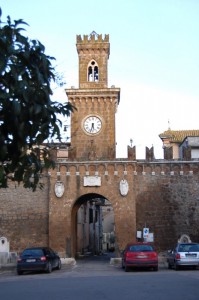 Castello Farnese, l’ imperiosa entrata alla città ed al castello.