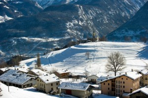 Il paese, le piste di sci e la chiesa