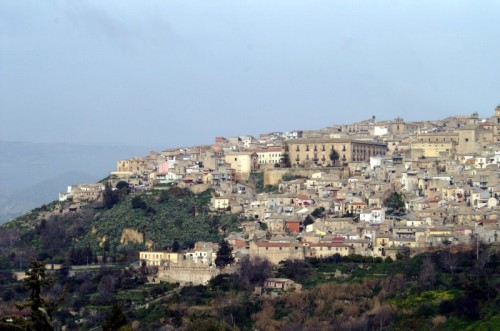 Leonforte - Leonforte vista dalla strrada per Petralia Sottana Leonforte - Leonforte vista dalla strrada per Petralia Sottana