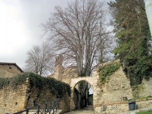 Cinta muraria e porta d’ingresso al borgo