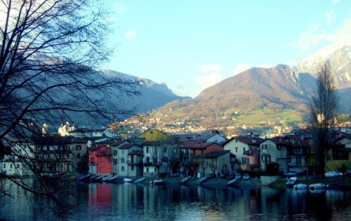 Lecco - Pescarenico e la dolce aria che preannucia l'arrivo della primavera. Lecco - Pescarenico e la dolce aria che preannucia l'arrivo della primavera.