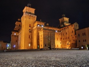 il castello estense di notte