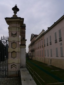 La facciata restaurata del castello