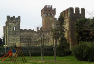 Parco giochi di fronte al castello