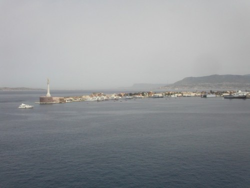 Messina - Messina: entrata in porto e sullo sfondo l'ombra del ponte sullo stretto