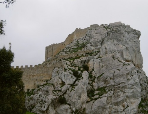 Mussomeli - Il castello incantato di Mussomeli - mimetizzato tra cielo e roccia (lato c)
