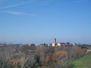 una Torre sbuca dai tetti