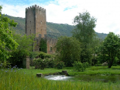 Cisterna di Latina - La torre del castello Caetani a Ninfa