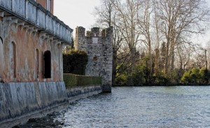 Dove il castello si butta nel lago