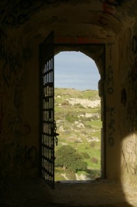 Vista sul promontorio di Manfria dall’interno del primo piano della porta