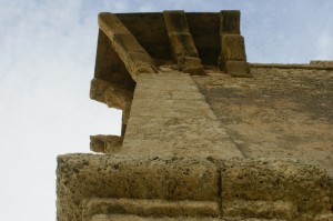 Inquadratura verso l’alto dell’unico angolo intatto della torre (SX)