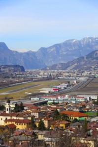 Matterello, l’areoporto e, sullo sfondo, la città di Trento