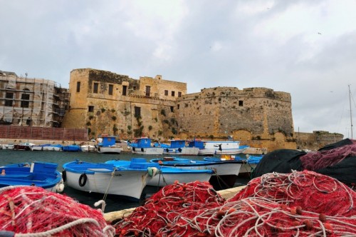 Gallipoli - barche da pesca.......all'ombra del castello