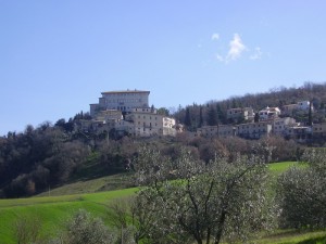 A Tenaglie domina il Castello Ancajani