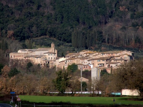 Sovicille - Nella campagna di Sovicille un borgo "Torri"