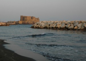 Castel dell’Ovo dalla spiaggia