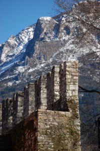 Scorcio di mura in giornata tardo invernale