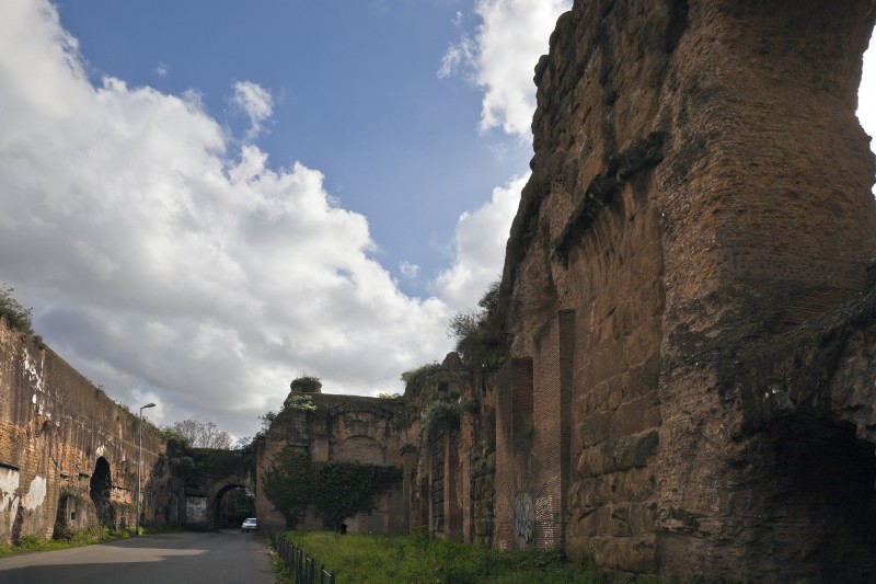 ''L’Acquedotto, la porta e le mura Aureliane a via del Mandrione'' - Roma