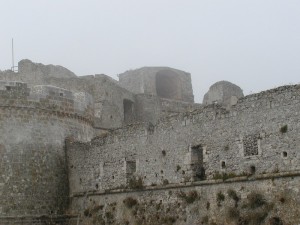 Castello Normanno-Aragonese : Scorcio su diversi “Strati ” architettonici