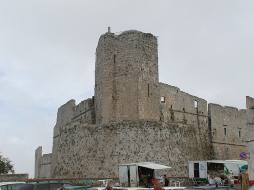 Monte Sant'Angelo - Castello Normanno-Aragonese :Mura e Torre dei Giganti proteggono gli "ambulanti...