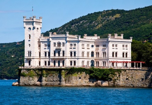 Trieste - Miramare: bianco sul blu, contro il verde Trieste - Miramare: bianco sul blu, contro il verde