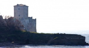 Dal mare spunta Torre Astura