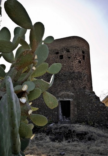 Gravina di Catania - In via Simeto a Gravina ecco la torre Gravina di Catania - In via Simeto a Gravina ecco la torre