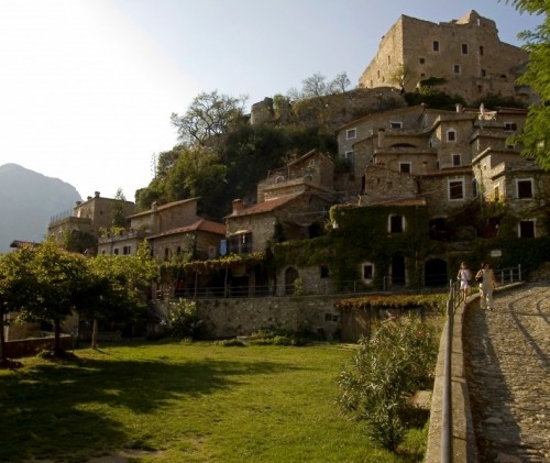 Castelvecchio di Rocca Barbena - Passeggiata sotto il castello