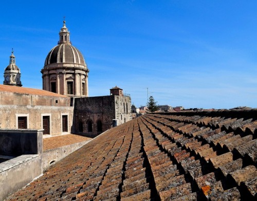 Catania - Tra i tetti svetta la cupola del Duomo