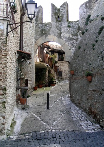 Palombara Sabina - la porta per il castello Savelli