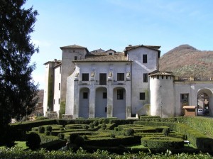 l’elegante castello Theodoli dal giardino all’italiana
