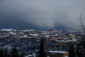 Perugia nella neve e con le nubi grigie, grigissime