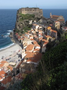 Scilla si estende verso il mare