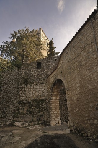Torre Cajetani - a guardia dell'arco di entrata Torre Cajetani - a guardia dell'arco di entrata