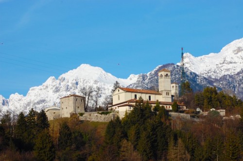 Moggio Udinese - panorame cun la abazie di San Gjal