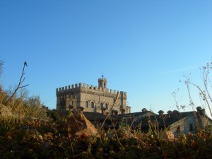 Il palazzo dei consoli svetta sui tetti di Gubbio