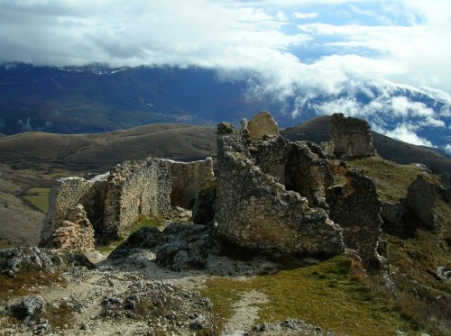 Calascio - Resti del medioevo Calascio - Resti del medioevo