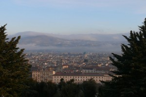 Una coperta di nuvole si solleva al mattino, al risveglio…