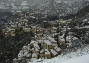 Tetti imbiancati a Castelmezzano