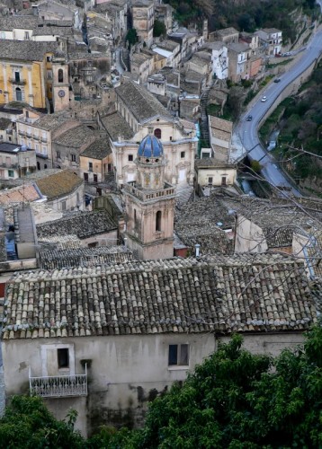 Ragusa - una casetta ed il campanile dietro ...ibla