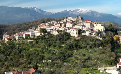 Fontana Liri - Fontana Liri centro storico con i ruderi del castello medioevale Fontana Liri - Fontana Liri centro storico con i ruderi del castello medioevale