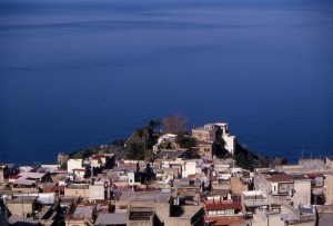 Veduta dall’alto con il castello Emmarita