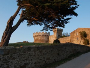 Il castello di Populonia al tramonto