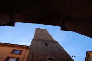 Torre Azzoguidi, vista dai portici