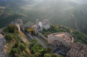 L’interno del Castello e la Chiesa San Pietro