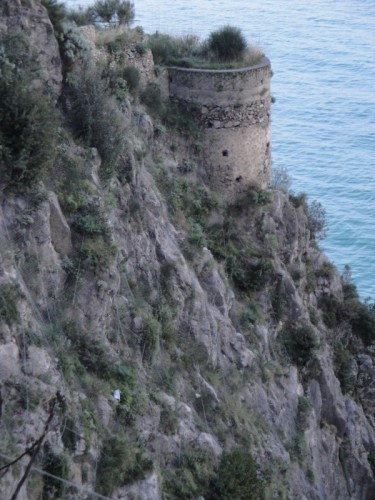 Atrani - Torre che sorge dalla roccia..