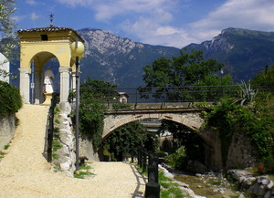 Con i monti alle spalle