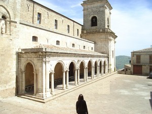 la piazza immersa nel sole