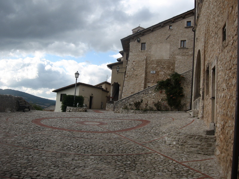 ''Al centro del piccolo borgo medievale'' - Norcia
